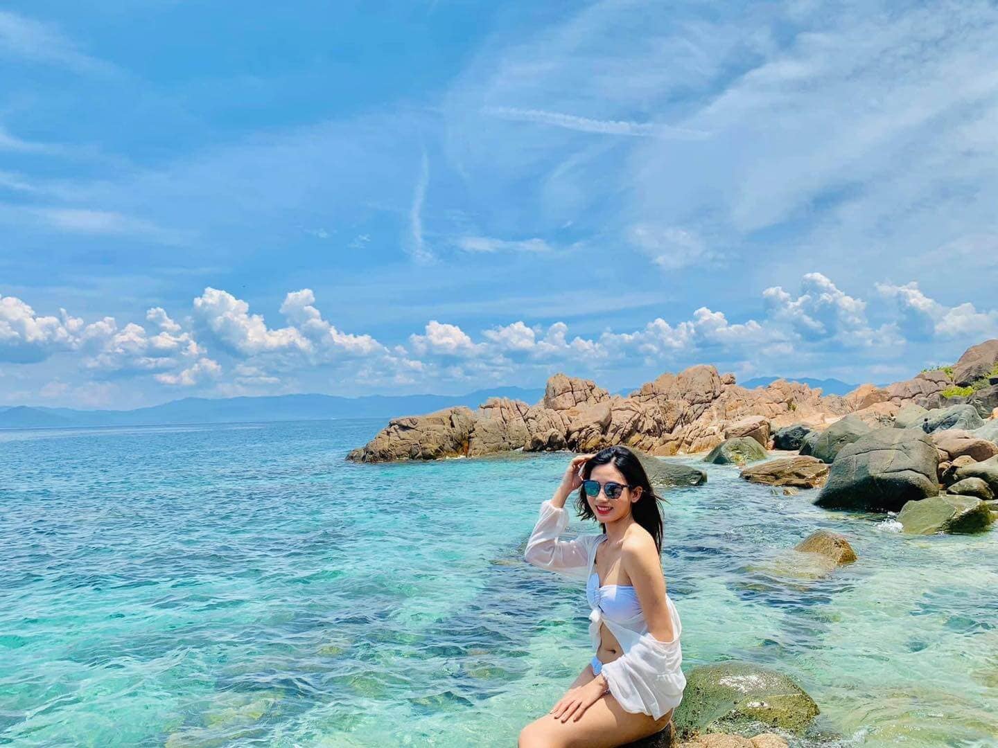 Du khách chụp hình tại bãi Kinh 